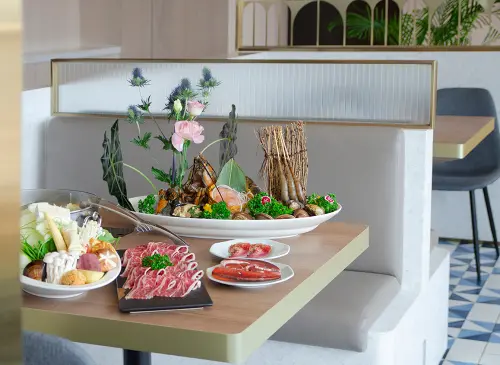 ▲高雄福華大飯店 Smile One 精緻涮涮鍋推出霸氣海鮮與龍蝦雙人套餐，除了也有健保卡優惠之外，持學生證或教師證，也能享有火鍋與海陸單人套餐75折優惠。（圖／高雄福華提供）