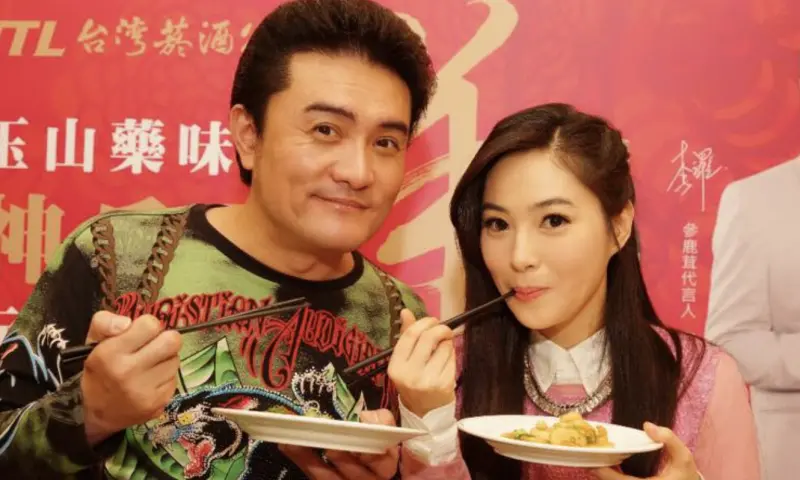 ▲李㼈（左）雖都演黑道角色居多，但其實他畢業於復興美工，擅長室內設計，曾為了裝有燈光秀的浴缸把老婆熊家婕氣回娘家。（圖／翻攝自臉書@李羅粉絲團）