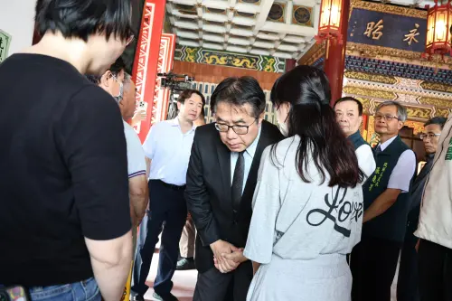 ▲市長除向烈士們表達感謝之意，也逐一分別慰問烈士遺族，表達深切關懷，期望給予最大的支持與幫助。（圖／南市府提供）