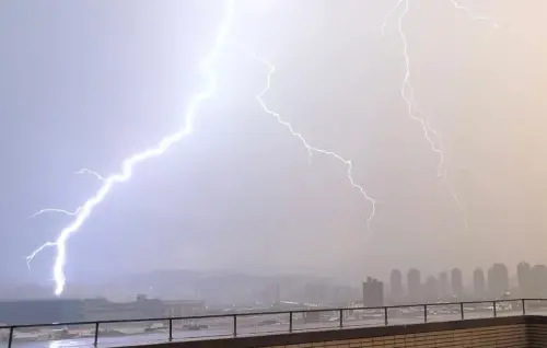 ▲高層冷心低壓影響，大台北週二大雷雨延續到晚上，一道道閃電劃破夜空。（圖／鄭明典臉書）