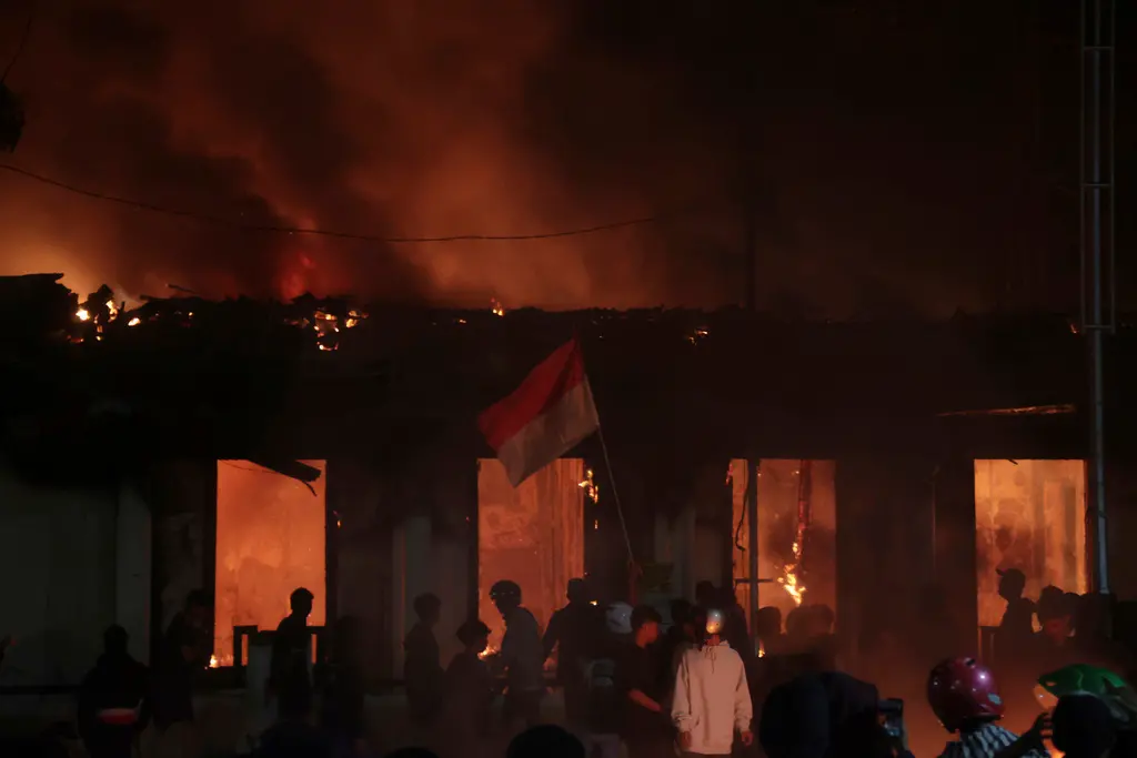 ▲印尼示威持續至今，外交部提醒台灣人注意安全。圖為印尼東爪哇省泗水市東爪哇省長官邸格拉哈迪大樓在抗議活動中被縱火焚燒。（圖／美聯社／達志影像）
