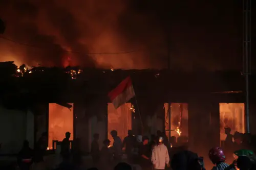 影／印尼示威「火燒街」！台灣外交部：遇危險自救方法曝
