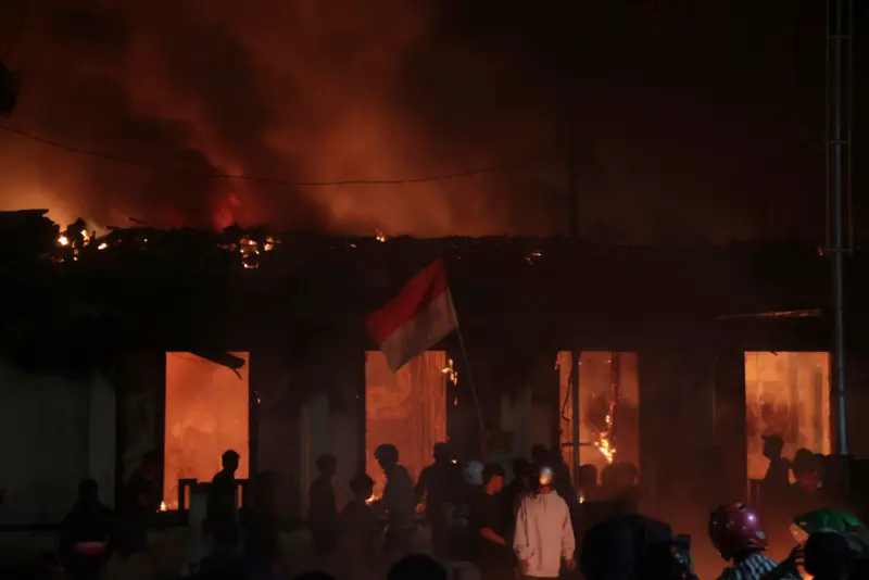 ▲印尼示威持續至今，外交部提醒台灣人注意安全。圖為印尼東爪哇省泗水市東爪哇省長官邸格拉哈迪大樓在抗議活動中被縱火焚燒。（圖／美聯社／達志影像）