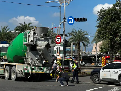 奪命巨輪...高雄右轉水泥車擦撞腳踏車女　捲車底慘死
