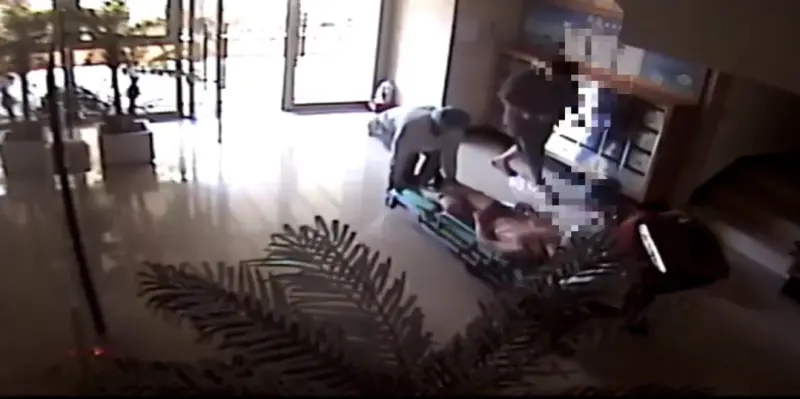 ▲吳姓男子（左二）因過火儀式失控全身燒傷，被擔架送醫。與先前廖男（右一）乾冰截肢詐保一案有異曲同工之處。（圖／翻攝畫面）