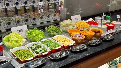 ▲「橫濱牛排」點用排餐主餐就可享有自助吧吃到飽，包含生菜沙拉、湯品、麵包等。（圖／雲雀集團提供）