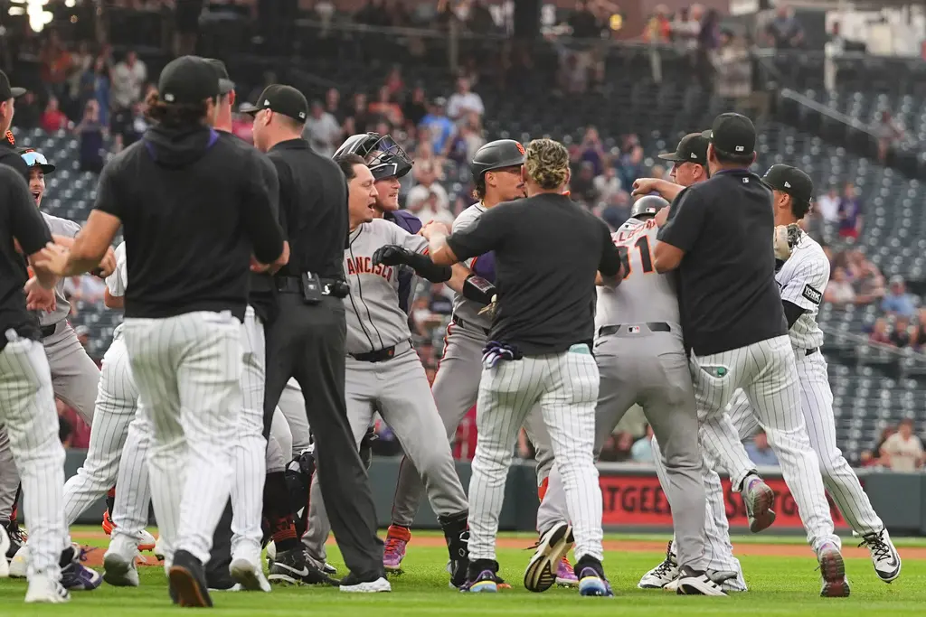 ▲MLB美國職業棒球大聯盟（Major League Baseball）舊金山巨人（San Francisco Giants）作客科羅拉多落磯（Colorado Rockies），雙方在首局就因迪佛斯（Rafael Devers）開轟爆發激烈肢體衝突，疑似是因「確信步」導致雙方球員集體衝出板凳爆發大規模打鬥，場面相當火爆。（圖／美聯社／達志影像）
