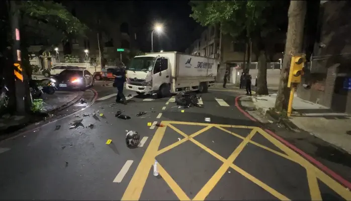 ▲新北五股凌晨發生奪命車禍，洪姓騎士因住家停水外出赴友人家洗澡，卻不幸遇上死劫；圖為現場狀況。（圖／翻攝畫面）