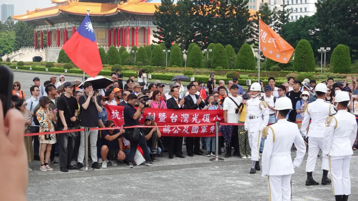 ▲親民黨主席宋楚瑜率領黨公職與支持者前往中正紀念堂，向先總統蔣中正致意，接著也將前往國軍忠烈祠，悼念在抗戰中英勇犧牲的將士與民眾。（圖／親民黨提供）