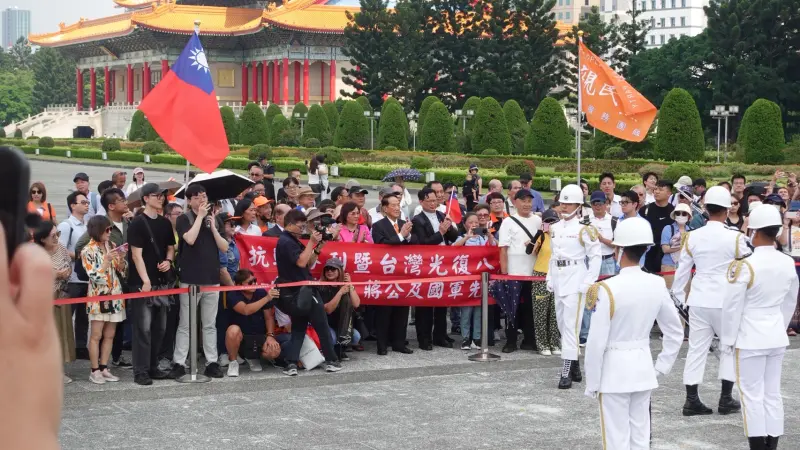 ▲親民黨主席宋楚瑜率領黨公職與支持者前往中正紀念堂，向先總統蔣中正致意，接著也將前往國軍忠烈祠，悼念在抗戰中英勇犧牲的將士與民眾。（圖／親民黨提供）