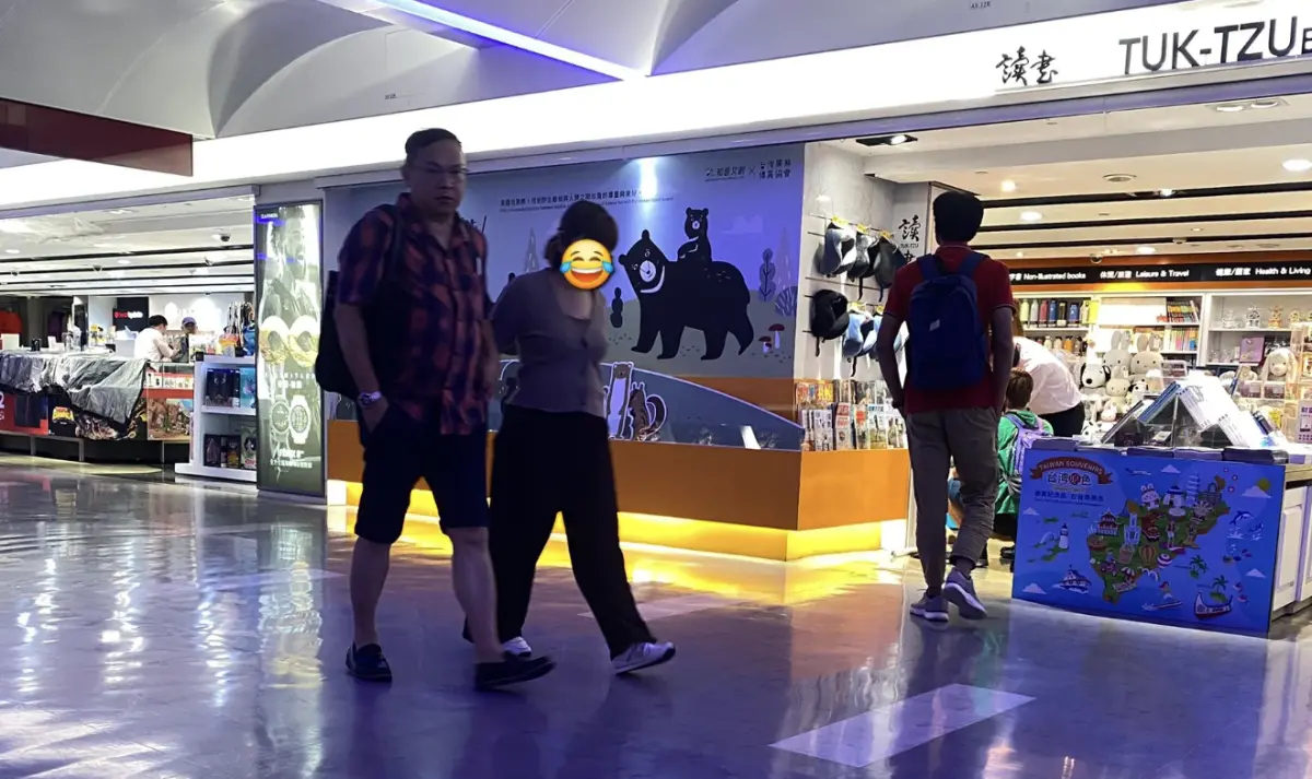 ▲綠委王義川與神秘女伴準備搭機飛往波羅的海三小國，女子身分引發網友好奇。（圖／翻攝自謝克洋Threads）