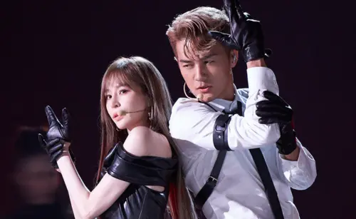 ▲王心凌（左）、吳克群（右）戀情爆不停，甚至深夜一同回豪宅。（圖／嗶哩嗶哩跨年晚會微博）