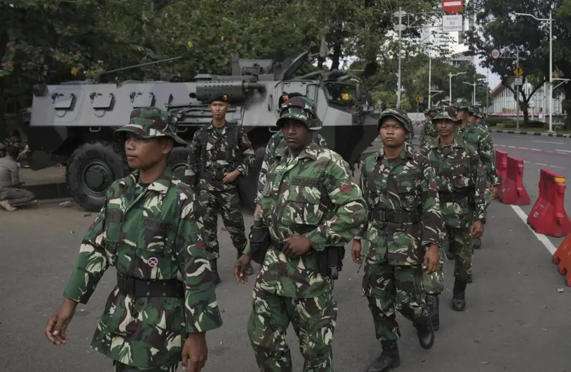 ▲印尼示威持續蔓延，政府派出大批軍警坐鎮。（圖／美聯社／達志影像）