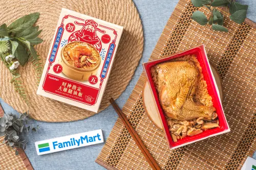 ▲全家「財神指定大雞腿油飯」，。（圖／全家提供）