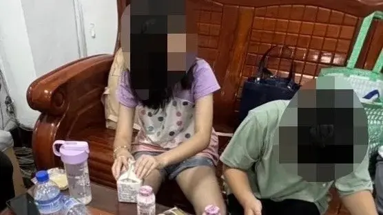 ▲鶯歌小姊弟一天多沒有進食身體虛弱，警將兩人帶回派出所休息，並提供熱食補充體力。（圖／翻攝畫面）