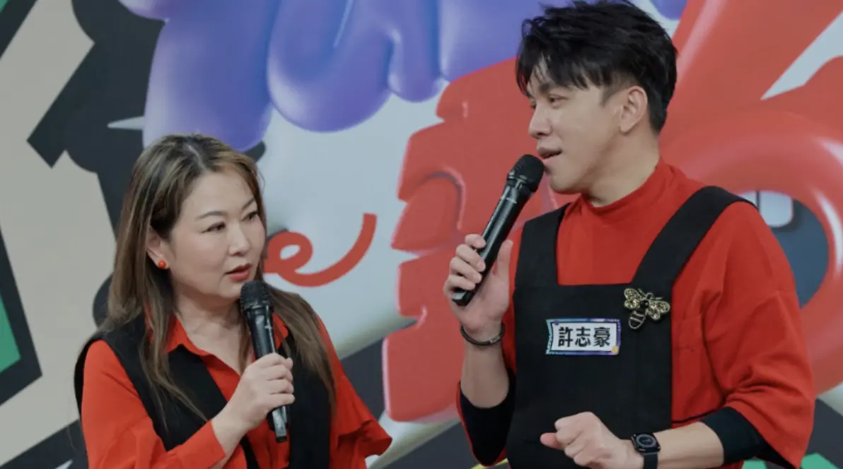 ▲台語歌手張秀卿（左）與許志豪（右）認識超過20年，首度合體主持《Talk Talk秀台語－全民練喙花》，一出場還穿著同色系衣服，被觀眾笑稱是「情侶裝。」（圖／公視台語台提供）