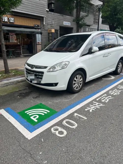 ▲智慧無紙化服務路段，車格會繪製綠底白字「P」標線示意，並設立智慧停車告示牌(圖／交通局提供)