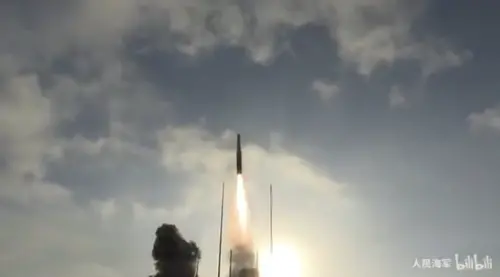 ▲共軍055式飛彈驅逐艦發射疑似鷹擊-21反艦彈道飛彈。（圖／翻攝自中國海軍）