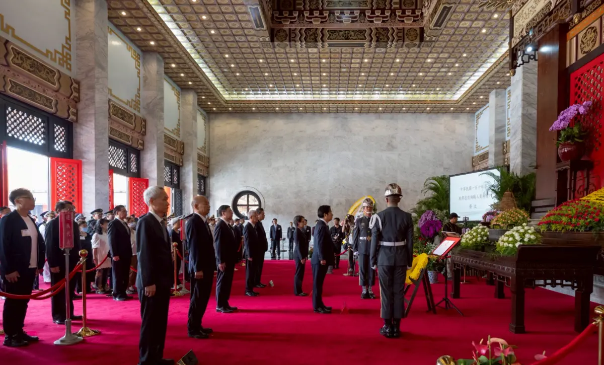 ▲總統賴清德上午主持「中華民國114年秋祭忠烈殉職人員典禮」，向國民革命烈士靈位致祭。（圖／總統府提供）