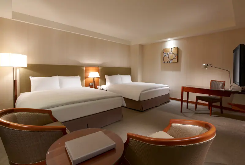 ▲雙十國慶晚會10月9日將在台中圓滿戶外劇場登場，台中港酒店也祭出限時住房專案，入住豪華家庭房每人僅需 1,010元起，每日限量5間。（圖／台中港酒店提供）