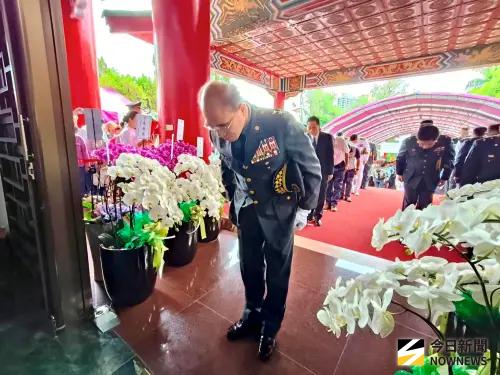 ▲廖建興帶領全體官兵與地方代表，向先烈的靈位行三鞠躬禮。（圖／記者莊全成攝，2025.09.03）