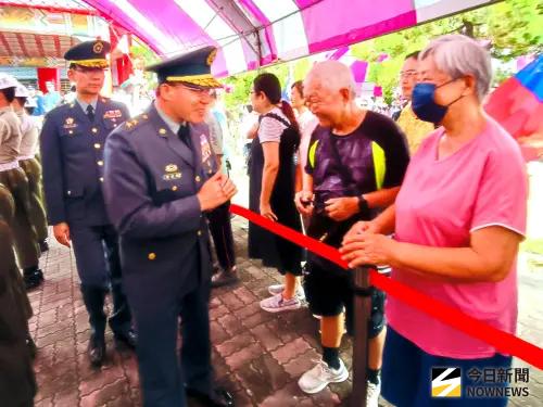 ▲秋祭典禮結束後，廖指揮官一一向遺族們致敬。（圖／記者莊全成攝，2025.09.03）