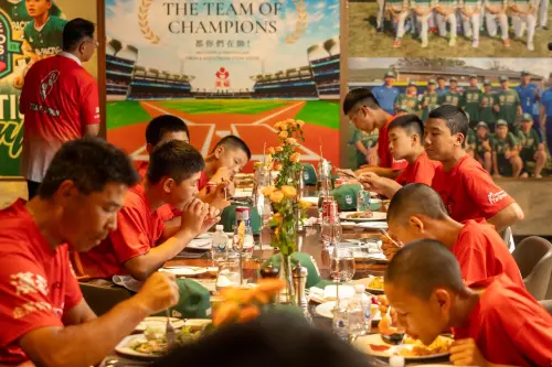 ▲北市萬華區東園國小少棒隊在2025威廉波特世界少棒錦標賽勇奪世界冠軍，台北市長蔣萬安兌現承諾請吃大餐。（圖／北市教育局提供）