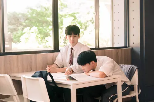 ▲葛兆恩（左）帶著紀成澔回到母校黎明技術學院取景。（圖／結果娛樂提供）