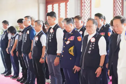 ▲勇消分隊長張敬謙入祀北區忠烈祠，各界與會代表一同默哀悼念(圖／民政局提供2025.9.3)