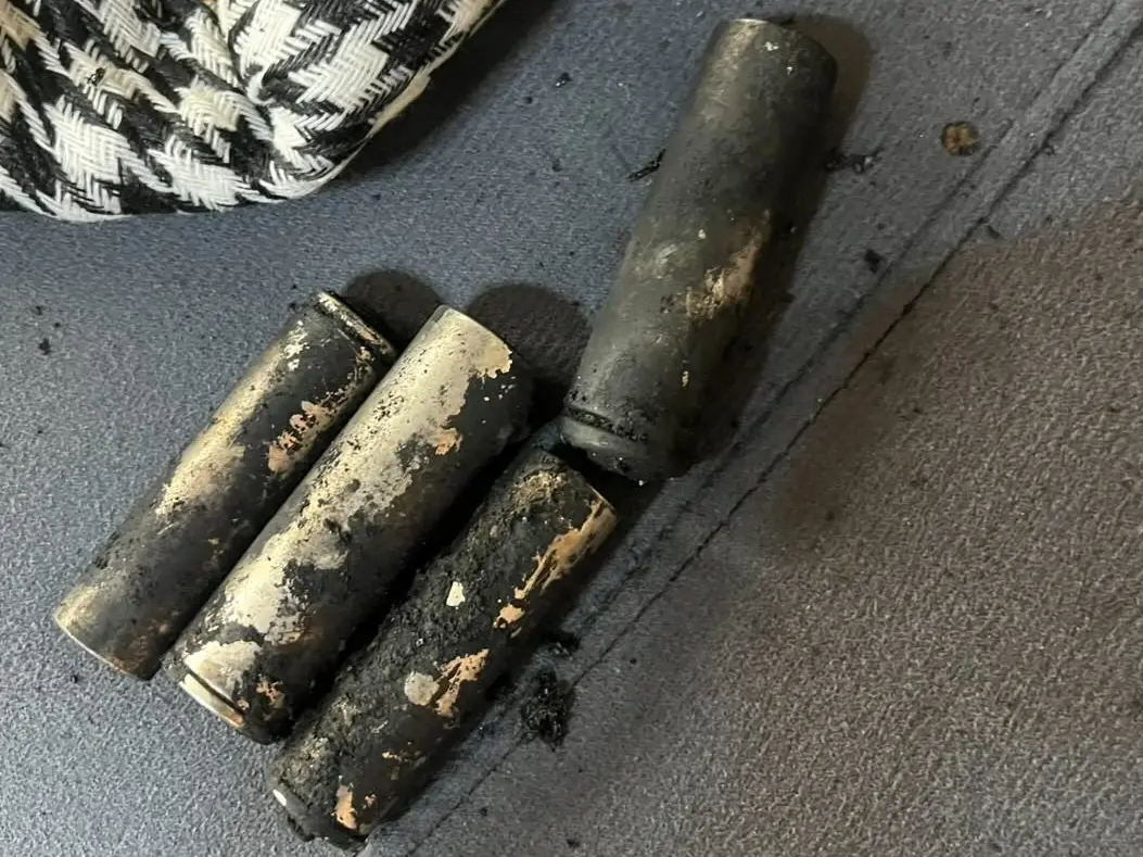 「充電鋰電池」裝盒放沙發！不到1秒噴煙突爆炸起火 真實影片曝