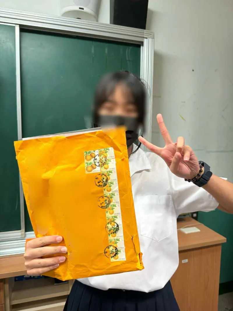 ▲女孩開心秀出收到的英文字彙書。(圖/翻攝蔡淇華臉書,2025.09.03)