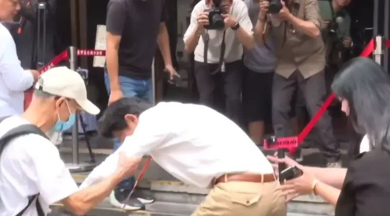 ▲民眾黨主席黃國昌昨日媒體聯訪結束後，他轉身踩到紅龍底座，差點就要跌倒。（圖／翻攝畫面）