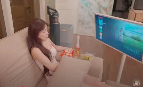 ▲李多慧說自己下班後沒事，最喜歡在沙發上追劇。（圖／이다혜李多慧YouTube） 