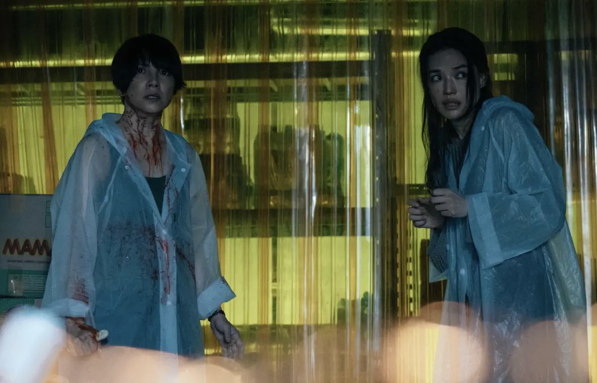 ▲Netflix《回魂計》主預告公布，舒淇（右）和李心潔（左）對傅孟柏處極刑，逼問他「你的命值多少錢」。 （圖／Netflix）