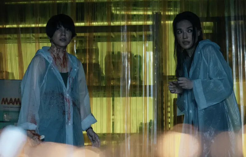 ▲Netflix《回魂計》主預告公布，舒淇（右）和李心潔（左）對傅孟柏處極刑，逼問他「你的命值多少錢」。 （圖／Netflix）