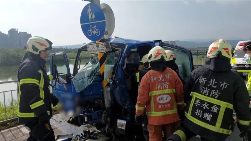 ▲今天上午一名蔡姓小貨車駕駛自撞號誌桿，他表示出發前喝了提神藥酒。（圖／翻攝畫面）