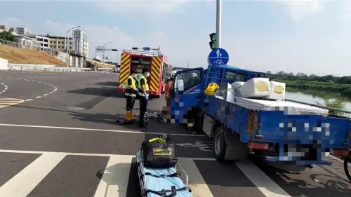 ▲今天上午一名蔡姓小貨車駕駛自撞號誌桿，他表示出發前喝了提神藥酒。（圖／翻攝畫面）