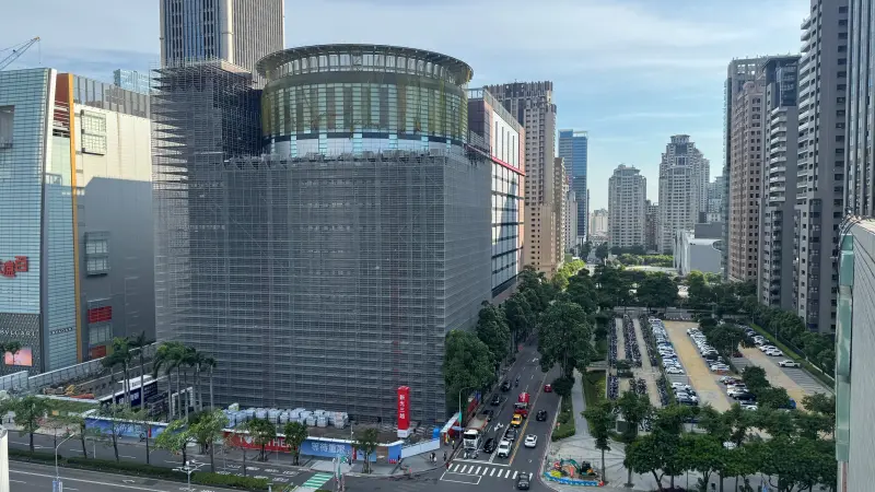 ▲新光三越台中中港店正積極展開修復，力拼9月底復業，卻發現被詐騙集團盯上。（圖／業者提供）