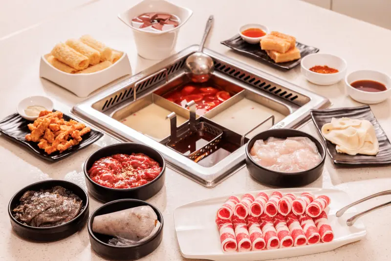 ▲9月壽星生日快樂！本月壽星到肯德基買指定商品，秀身分證「免費送冰心蛋撻」；9月22日海底撈請客「整桌免費」，送吃肉盤、蝦滑，十週年「撈撈小鍋伴」火鍋盲盒開搶。（圖／海底撈提供）