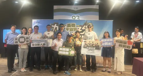 ▲軍旅實境節目《九條好漢在一班》成員藝人林亭翰、孫綻與現役軍人同樂。（圖／記者李青縈攝）