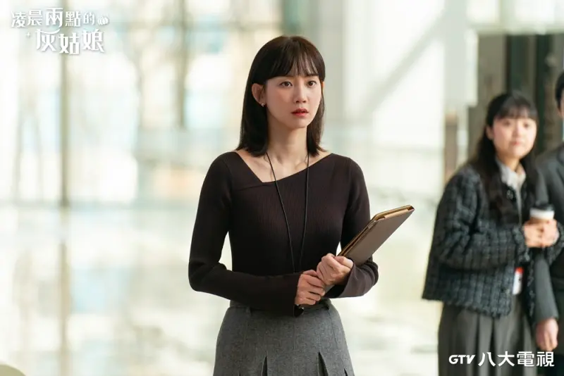 ▲韓劇《凌晨兩點的灰姑娘》由申鉉彬主演，但劇中的她直接打破童話定律，詮釋現實版的灰姑娘，收下男友媽媽給的分手費。（圖／八大電視）