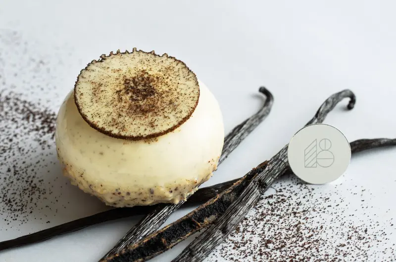 ▲位在南投的台灣精品巧克力代表品牌Feeling18巧克力工房，邀請同時有「世界甜點冠軍」、「法國最佳工藝師」兩個頭銜的Angelo Musa，推出三款聯名甜點，圖為其一的「100% VANILLE極致香草」。（圖／Feeling18提供）