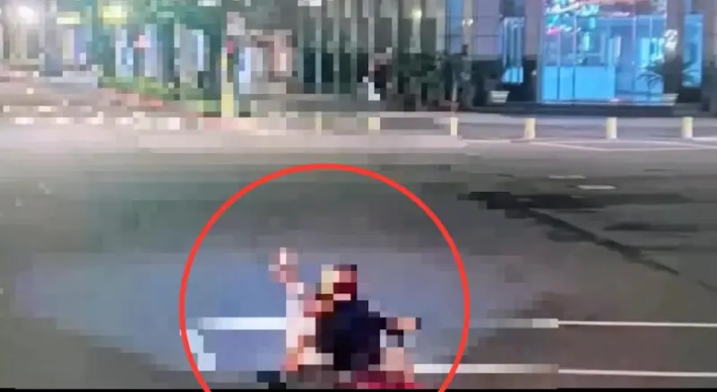 ▲台北市中山區今天發生一名醉男闖紅燈過馬路，遭男大生騎車撞上身亡事件。（圖／翻攝畫面）