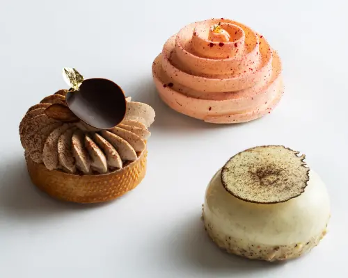 ▲此次聯名共有3款甜點，包含「100% VANILLE極致香草」（右）、「葡萄柚起司蛋糕」（上）、「榛果巧克力香料焦糖塔」（左）。（圖／Feeling18提供）