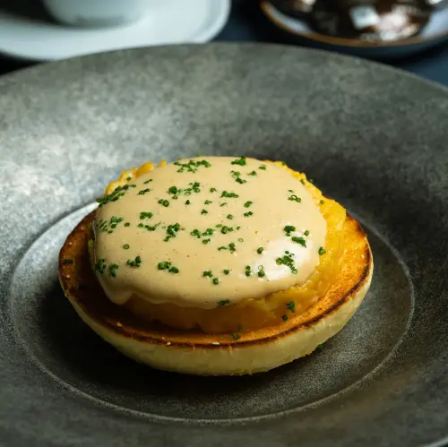 ▲台南晶英酒店聯手名廚林泉 ，打造5道適合佐配咖啡的早餐，圖為金黃焙香蛋。（圖／台南晶英提供）