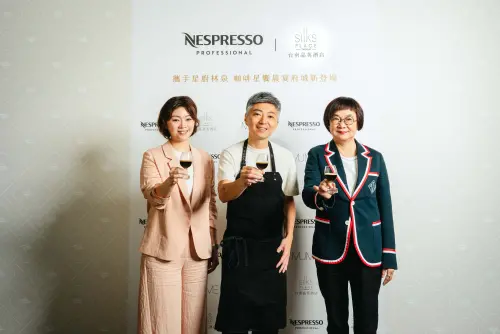 ▲台南晶英酒店攜手Nespresso與名廚林泉推出新餐飲活動，圖為Nespresso行銷經理李宛庭(由左至右)、MMHG湘樂餐飲集團主廚林泉、台南晶英酒店總經理李靖文。（圖／台南晶英提供）