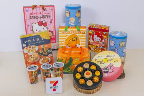 ▲7-11預購誌推出「蛋黃哥鳳梨酥」、「Kitty奶油小酥餅」、「Kitty杏仁脆片」、「吉伊卡哇爆米花」、「黑丸 七龍珠Z仙草奶凍飲」等中秋限定版可愛包裝。（圖／7-11提供）