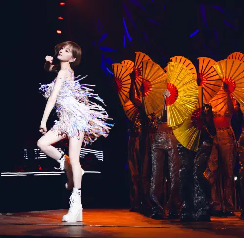 ▲王心凌（如圖）以一曲《愛你》證明「甜蜜天后」的吸金魅力！2022年爆紅後，她不僅單季代言費暴漲近兩倍至新台幣1,300萬，演唱會票房也場場爆滿。（圖／天晴娛樂提供）