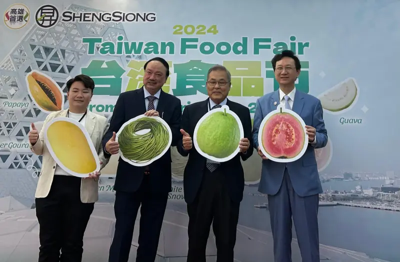 ▲我國駐新加坡代表童振源指出，台南市政府曾在新加坡舉辦推廣活動，現場主持人尚未介紹完畢，民眾已迫不及待將展示用的芒果帶往結帳，成為最生動的行銷案例。（圖／翻攝自臉書）