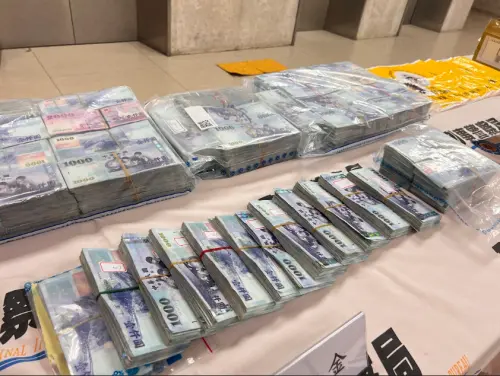 ▲現金1373萬元與假鈔道具600萬元。（圖／警方提供）